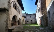 07 Amagno, la piazzetta della Ghiacciaia, sulla sinistra la secentesca Ca del Maestro...